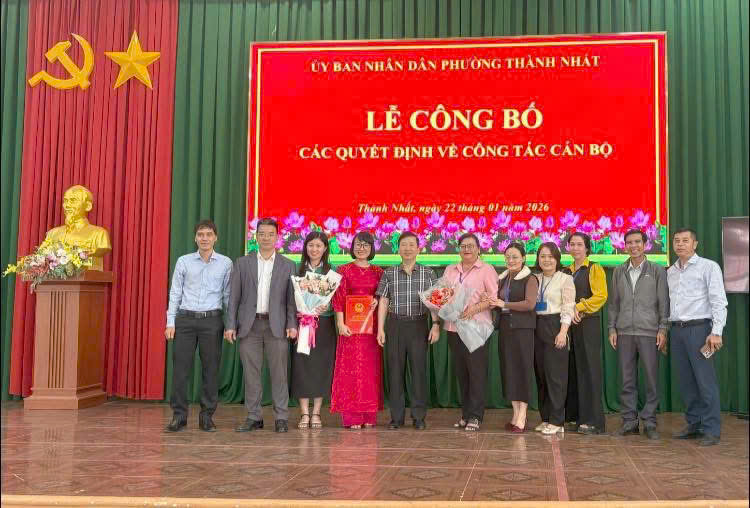 PHƯỜNG THÀNH NHẤT: TỔ CHỨC LỄ CÔNG BỐ CÁC QUYẾT ĐỊNH VỀ CÔNG TÁC CÁN BỘ